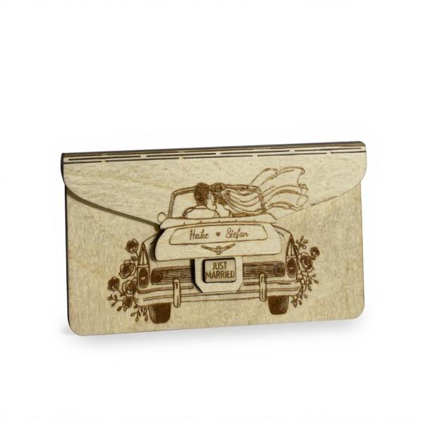 „Holzumschlag aus Sperrholz mit gravierten Vornamen auf der Vorderseite“